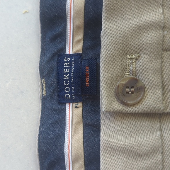 Dockers Tan Chinos Classic Fit Cotton Blend Size 44 X 30 Excellent Condition - Picture 2 of 6